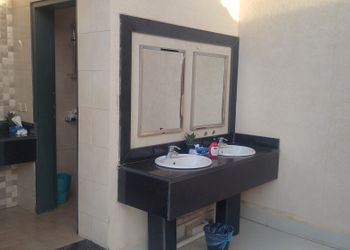 شاليه بجلسة تطل على مسبح خارجي 