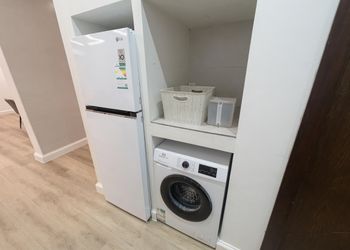 شقة بصالة أنيقة وثلاث غرف نوم