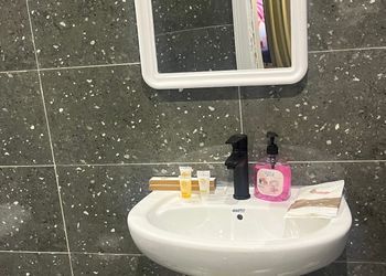 استديو بسرير ماستر وجلسة مريحة