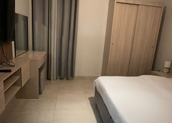 استديو بأثاث مريح وبسيط