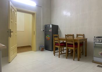 شقة بصالة جلوس وغرفتين نوم 