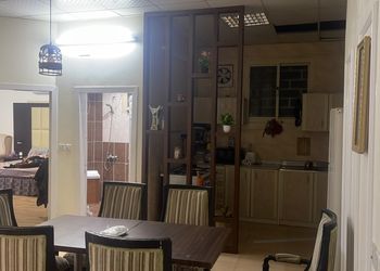 مزرعة بإطلالة جبلية واشجار 