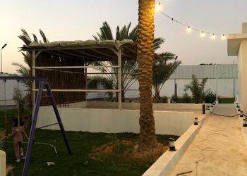 مزرعة بجلسة خارجية وألعاب أطفال 