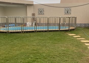 شاليه بجلسة تطل على مسبح خارجي 