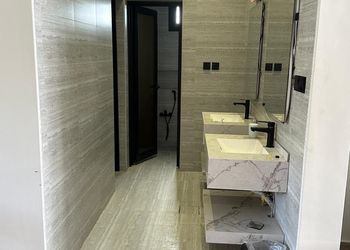 شاليه بجلسة خارجية ومسطح اخضر