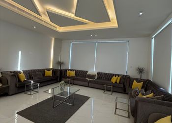 شاليه بمسطح اخضر وجلسة خارجية