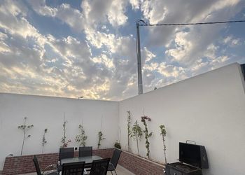 شاليه بجلسة خارجية ومسبح