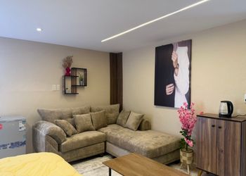 استديو بسرير ماستر وأثاث مريح 