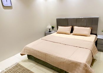 استديو بسرير ماستر وأثاث مريح 
