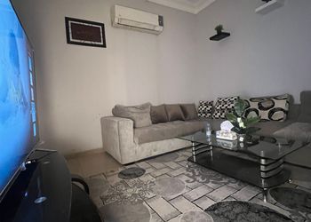 شقة بصالة مريحة وغرفتين نوم 