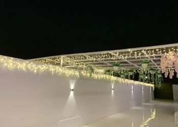 شاليه بجلسة خارجية مطلة على مسبح