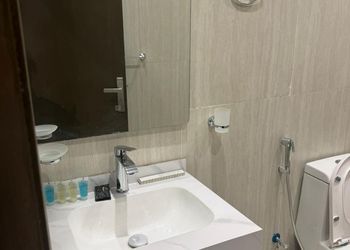 استديو بأثاث مريح وبسيط 