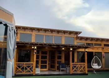 كوخ بمسبح خارجي وأجواء ممتعة 