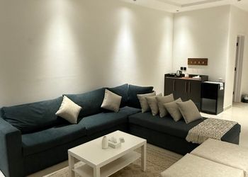 شقة بصالة أنيقة ودخول ذاتي