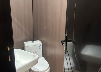 استديو بأثاث مريح وبسيط 
