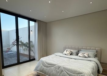 شاليه بمسطح اخضر ومسبح