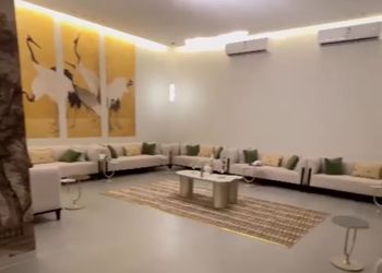 شاليه بتصميم أنيق ومسبح خارجي 