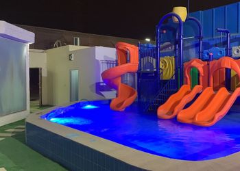 شاليه بمسبح العاب مائية 