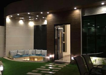 شاليه بجلسة تطل على مسبح خارجي 