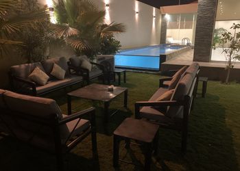 شاليه بمسطح اخضر و مسبح خارجي 