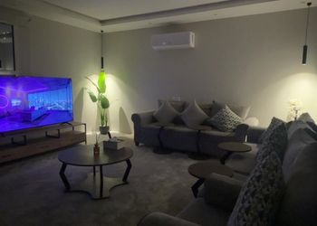 شقة مطله على الباحة 