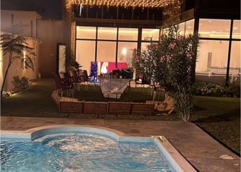 استراحة بمسبح خارجي ومسطح اخضر