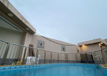 شاليه بجلسة تطل على مسبح خارجي 