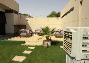 شاليه بمسطح اخضر وجلسة خارجية 