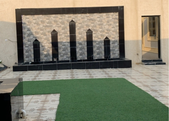 استراحة بجلسة خارجية ومسطح أخضر .