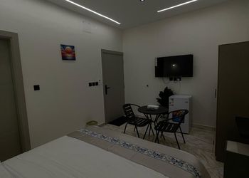 استديو بسرير مريح وتصميم هادئ 