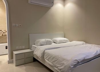 استديو بأثاث مريح وبسيط