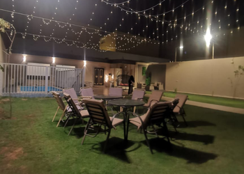 شاليه بمسطح اخضر وجلسة خارجية