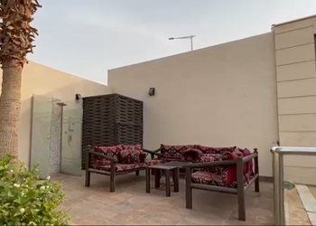 شاليه بصالة مطلة على المسبح 