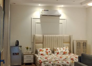 استديو بسرير ماستر وأثاث مريح 