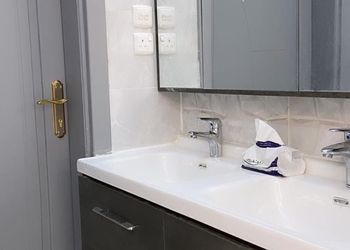شالية بمجلس مطل على المسبح 
