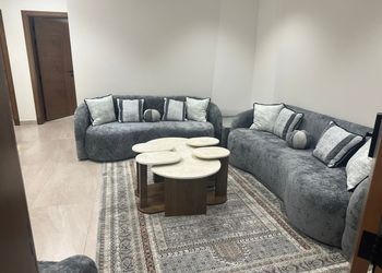 شقة بغرفة معيشة وغرفتين نوم 