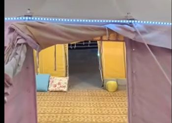 مخيم  بجلسة خارجية وبيت شعر 