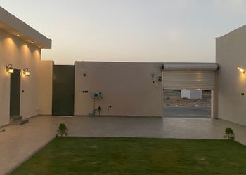 شالية بمجلس وفناء خارجي 