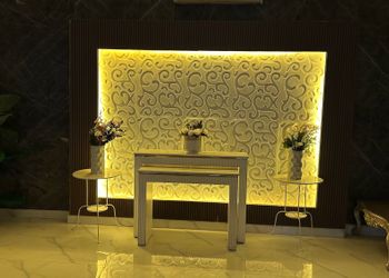 شاليه بجلسة خارجية على مسطح اخضر