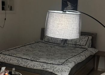 استديو بسرير مريح وأثاث بسيط