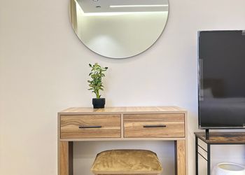 استديو بأثاث مريح وبسيط 