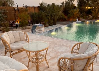 استراحة بجلسات خارجية ومسطح اخضر