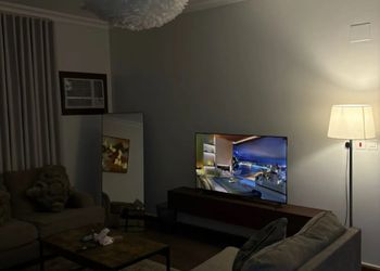 شقة بصالة جلوس وغرفتين نوم 