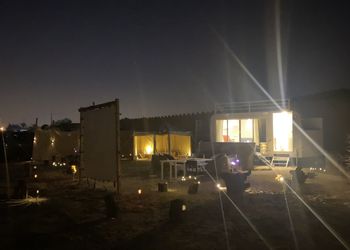 كرفان بجلسة خارجية وسط البرية