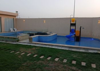 شاليه بجلسة تطل على مسبح خارجي 