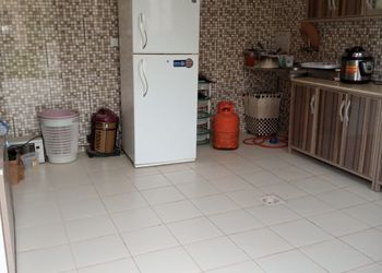 شاليه بجلسة خارجية ومسطح اخضر
