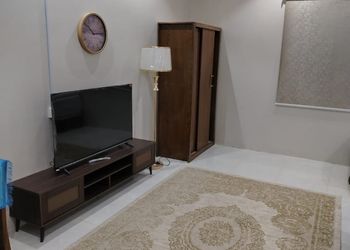 غرفة بأسرة مريحة وأثاث بسيط 