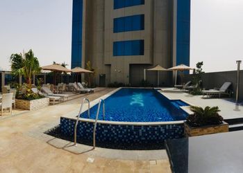 غرفة بسرير ماستر ودخول ذاتي