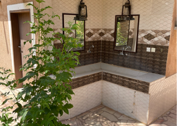مزرعة بطابع تراثي ومسطحات خضراء