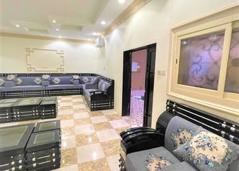استراحة بجلسه مطله على مسطح اخضر 